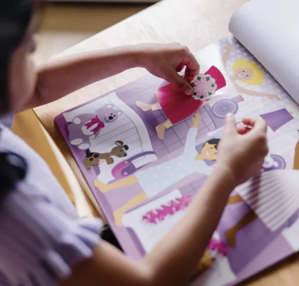 ⁦חוברת מדבקות רב פעמיות - הלבשה מבית מליסה ודאג⁩ – תמונה ⁦6⁩